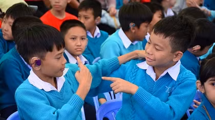 The school sings national anthem by hand at a new academic year ceremony
