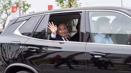 PM Nguyen Xuan Phuc experiences first “Made in Vietnam” car