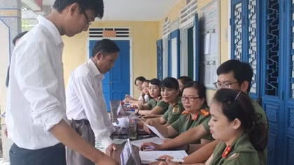 ThuaThien Hue police spend weekends issuing passport to people