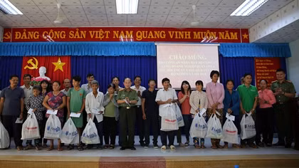 CAND Newspaper bring Tet gifts to needy people in Tien Giang