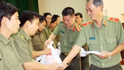 CAND Newspaper and donors present Tet gifts to needy police officers