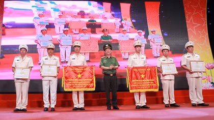 Hanoi Police honors 733 excellent individuals in following Uncle Ho's Six Teachings