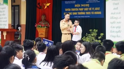 Ha Noi Traffic Police hold traffic safety training for students