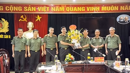 Deputy Minister Nguyen Van Son works with public security press agencies on dissemination of COVID-19 prevention and control