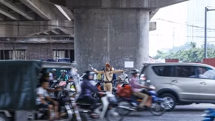 Gateways of Hanoi become crowded as people leave for holiday