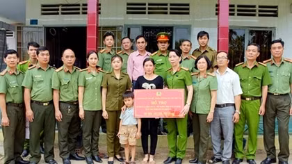 Ben Tre police visit families of two police officers who have been injured and killed in fighting criminals 