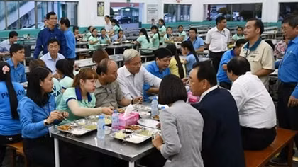 Senior leaders having meals with workers, poor people