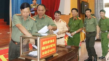 Ha Tinh Police raises fund to help victims of typhoon No.10