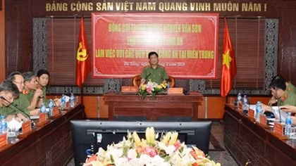 Deputy Minister Nguyen Van Son works with police units in central region