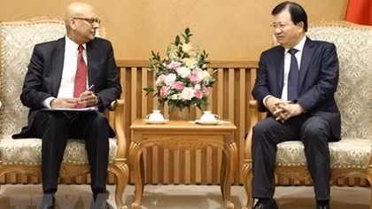 Deputy PM talks with WB guests about power development