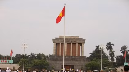 More than 50,000 people pay tribute to President Ho Chi Minh