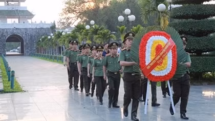 DIC pays tribute to heroic martyrs in Dien Bien Phu