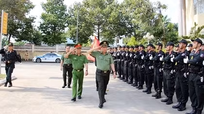 Deputy Minister Le Tan Toi works with Southwest Mobile Police Regiment