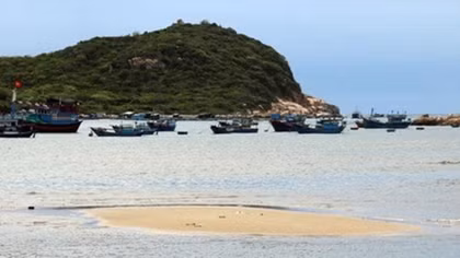High waves damage sea embankments in central province