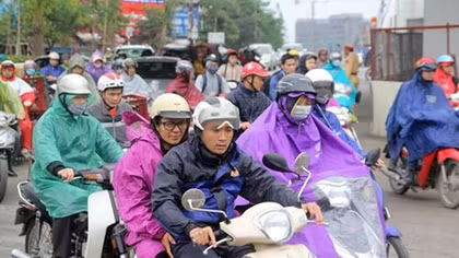 Hanoi people in the first cold snap of winter 