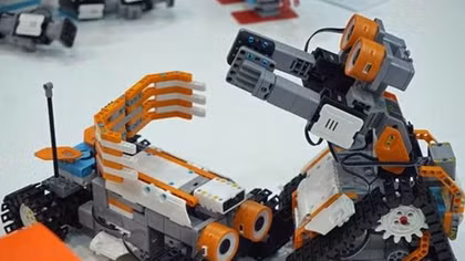 Astrobot Kit teaches kids the joys of coding