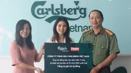 Public Security Newspaper and Carlsberg VN offer 4,000 gifts to victims of typhoon No.10 