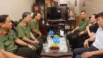 Minister To Lam visits and presents gifts to families of wounded and fallen public security officers 