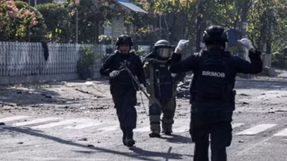Suspected IS-inspired suicide bombers attack Indonesian churches