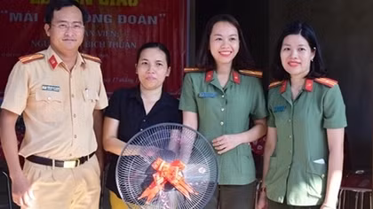 Thua Thien Hue Police build gratitude houses for families of martyrs and needy police officers