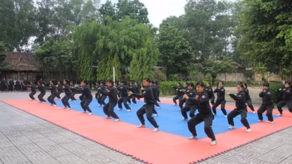 Tay Ninh policewomen in charge of security disturbances take part in training session 