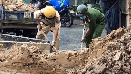 HCMC Police clean up road after accident