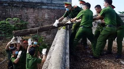 Police and military forces join hands to clean Hue Citadel