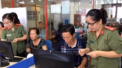 Quang Ninh Police applies e-receipt for visa application fee