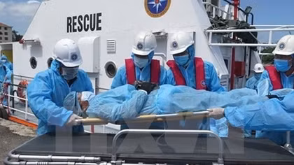 Sick Philippine sailor brought ashore for treatment in Khanh Hoa