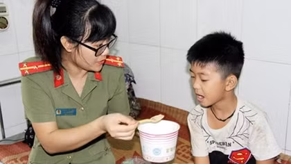 Policemen offer free porridge to over 1000 poor patients in Lao Cai