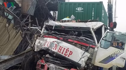 Container truck devastates in HCM City as crash damages six houses