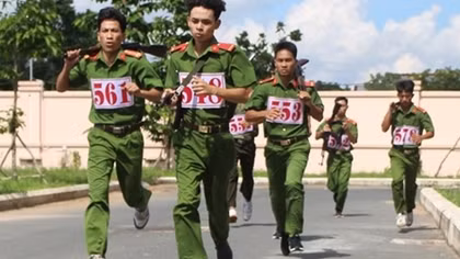 Tra Vinh police officers participate in armed marathon 