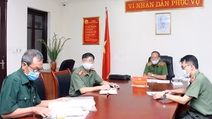 Deputy Minister Le Quy Vuong answers queries at regular citizen reception meeting