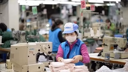 Dong Xuan knitting company aims to produce 60,000 face masks per day