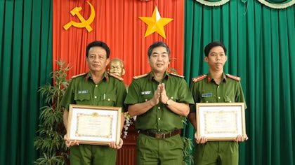 General Department of Police awards certificates of merit to PC52 Can Tho City Police