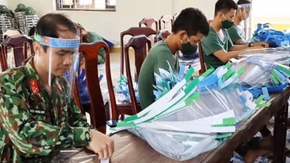 Troops produce 5,000 face shields to support Laos people amid COVID-19 