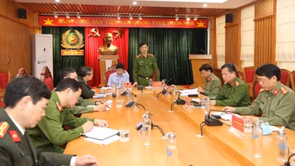 Deputy Minister Nguyen Duy Ngoc works with Hung Yen police
