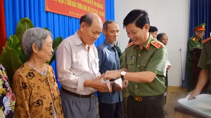 Deputy Minister Nguyen Van Son works with Ba To Police and presents gift to policy beneficiaries