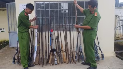 Cu Jut Police mobilize people to surrender weapons and explosives