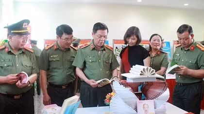Hanoi Police promote reading movement 