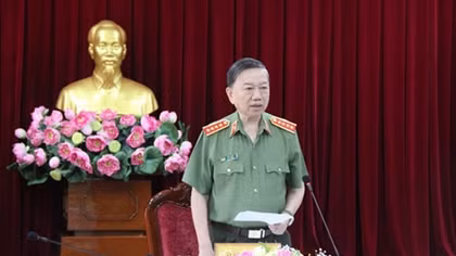 Minister To Lam works with Dong Nai leadership on ensuring local security and social order 