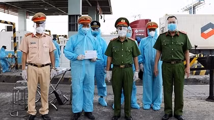 HCMC police strengthens inspection at COVID-19 checkpoints 