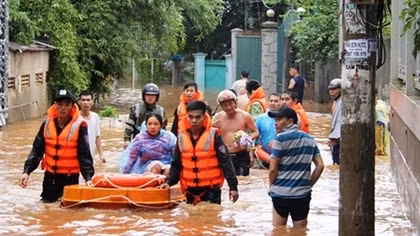 Police in Central Highlands help victims of flood 