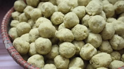 Banh giay Quan Ganh, a specialty of Hanoi