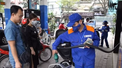 Petrol price rises VND320 per litre