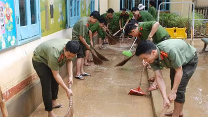 Police help student in flooded areas return to school