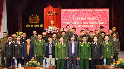 Armed Police School opens training class for chiefs of commune police 