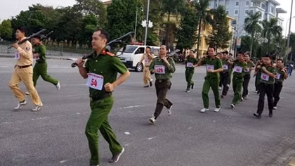 130 police officers actively participate in Hung Yen armed marathon 