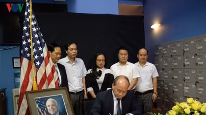 Vietnamese people sign book of condolences for late US Senator