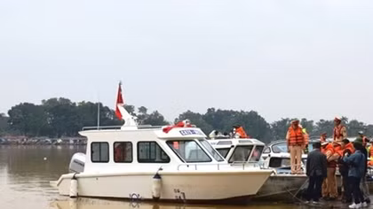 Ministry of Public Security hands over canoe to ThuaThien Hue police